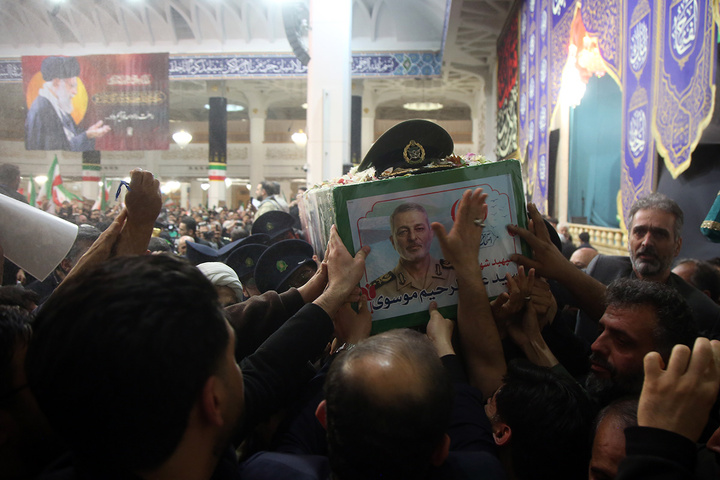 وداع باشکوه مردم قم با پیکر سپهبد موسوی در حرم بانوی کرامت