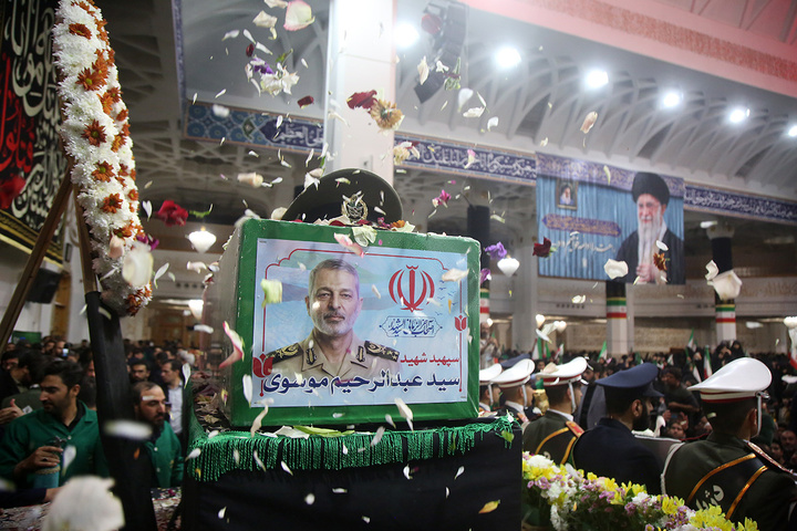 وداع باشکوه مردم قم با پیکر سپهبد موسوی در حرم بانوی کرامت