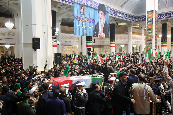 وداع باشکوه مردم قم با پیکر سپهبد موسوی در حرم بانوی کرامت