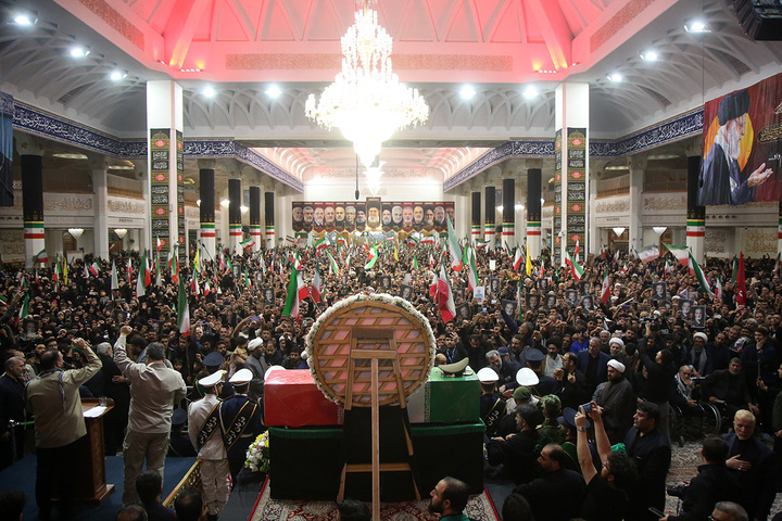 وداع باشکوه مردم قم با پیکر سپهبد موسوی در حرم بانوی کرامت