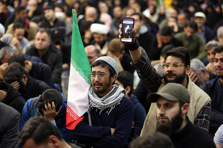 وداع باشکوه مردم قم با پیکر سپهبد موسوی در حرم بانوی کرامت