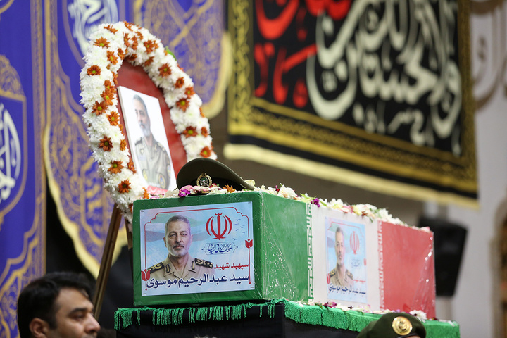 وداع باشکوه مردم قم با پیکر سپهبد موسوی در حرم بانوی کرامت