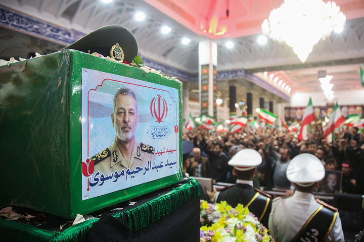 وداع باشکوه مردم قم با پیکر سپهبد موسوی در حرم بانوی کرامت