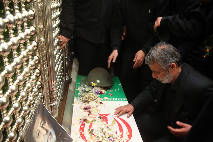 وداع باشکوه مردم قم با پیکر سپهبد موسوی در حرم بانوی کرامت