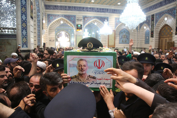 وداع باشکوه مردم قم با پیکر سپهبد موسوی در حرم بانوی کرامت