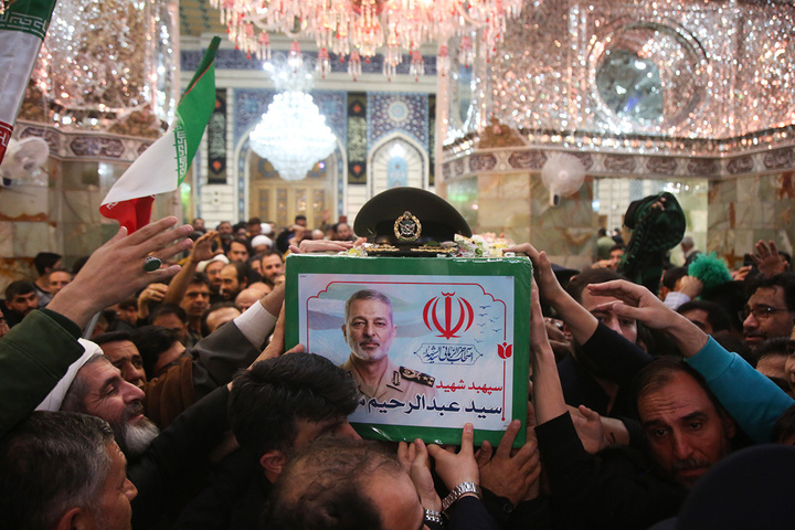 وداع باشکوه مردم قم با پیکر سپهبد موسوی در حرم بانوی کرامت