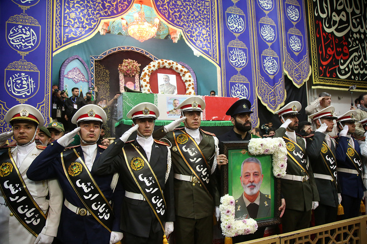 وداع باشکوه مردم قم با پیکر سپهبد موسوی در حرم بانوی کرامت