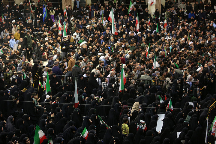 وداع باشکوه مردم قم با پیکر سپهبد موسوی در حرم بانوی کرامت