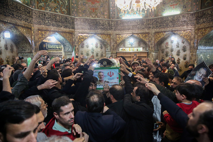 وداع باشکوه مردم قم با پیکر سپهبد موسوی در حرم بانوی کرامت