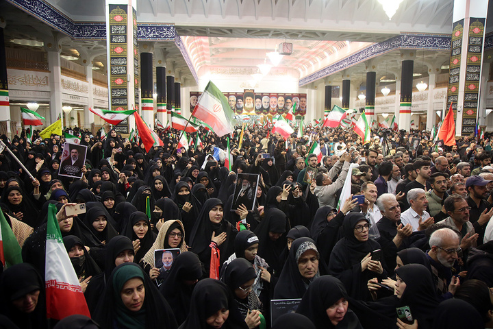 وداع باشکوه مردم قم با پیکر سپهبد موسوی در حرم بانوی کرامت