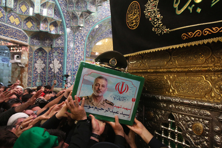 وداع باشکوه مردم قم با پیکر سپهبد موسوی در حرم بانوی کرامت