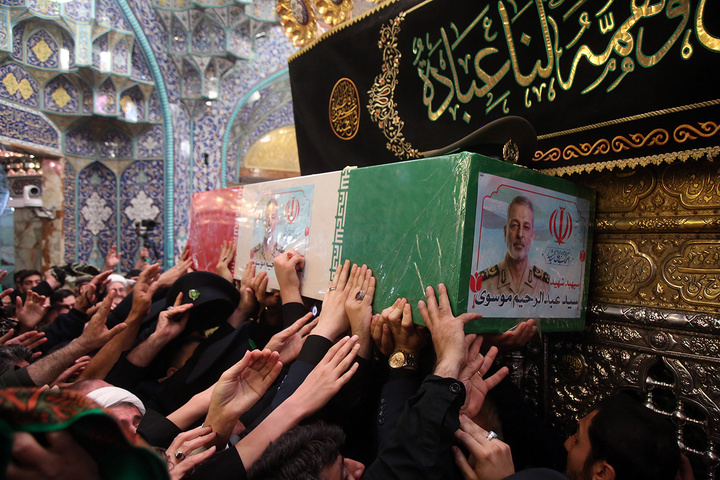 وداع باشکوه مردم قم با پیکر سپهبد موسوی در حرم بانوی کرامت