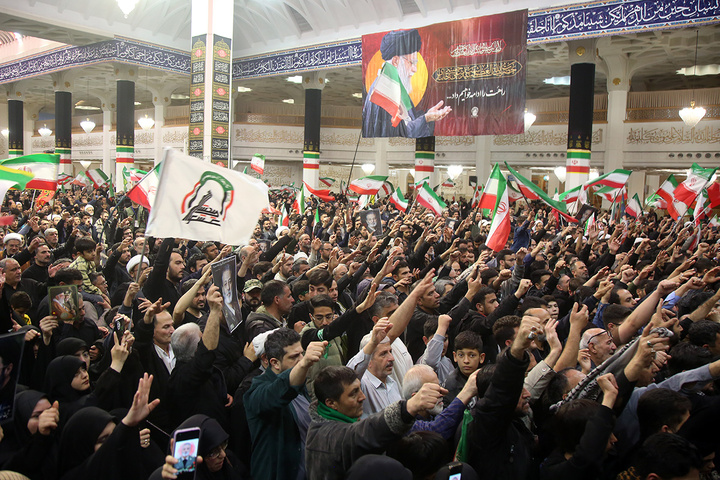 وداع باشکوه مردم قم با پیکر سپهبد موسوی در حرم بانوی کرامت