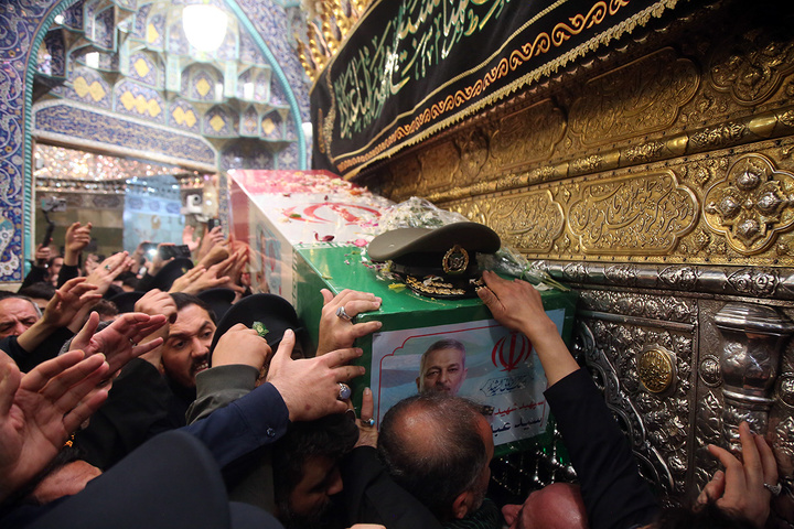 وداع باشکوه مردم قم با پیکر سپهبد موسوی در حرم بانوی کرامت