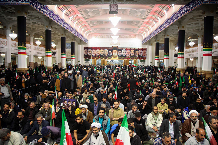 وداع باشکوه مردم قم با پیکر سپهبد موسوی در حرم بانوی کرامت