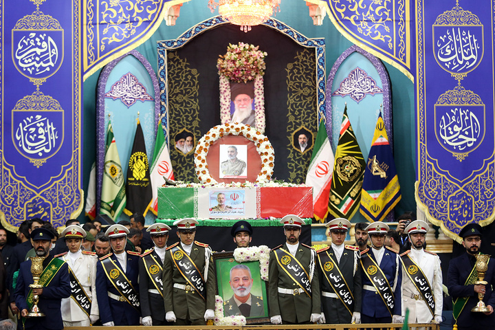 وداع باشکوه مردم قم با پیکر سپهبد موسوی در حرم بانوی کرامت