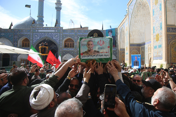 تشییع شکوهمند و خاک‌سپاری پیکر مطهر سپهبد موسوی در حرم بانوی کرامت