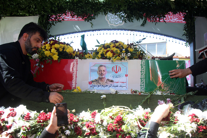 تشییع شکوهمند و خاک‌سپاری پیکر مطهر سپهبد موسوی در حرم بانوی کرامت