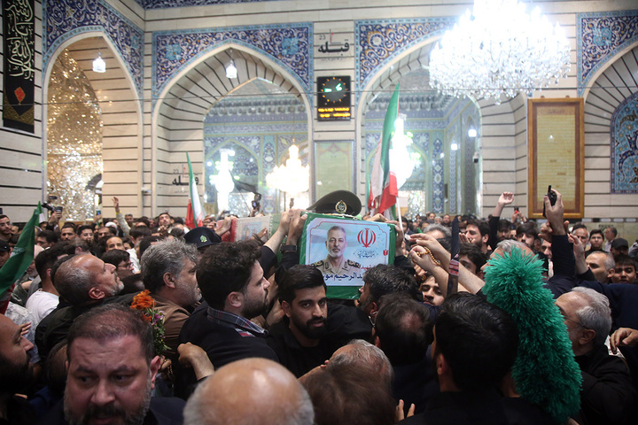 تشییع شکوهمند و خاک‌سپاری پیکر مطهر سپهبد موسوی در حرم بانوی کرامت