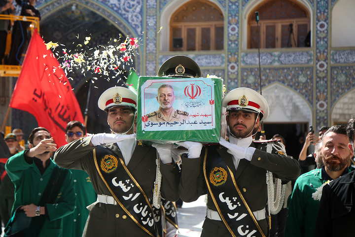 تشییع شکوهمند و خاک‌سپاری پیکر مطهر سپهبد موسوی در حرم بانوی کرامت