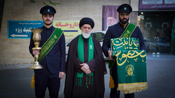 عیادت خادمان حرم‌های مطهر عباسی و فاطمی از مجروحان حملات آمریکایی صهیونی