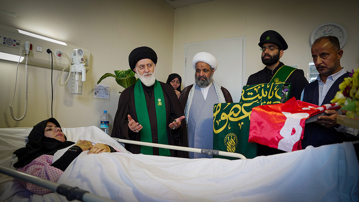 عیادت خادمان حرم‌های مطهر عباسی و فاطمی از مجروحان حملات آمریکایی صهیونی