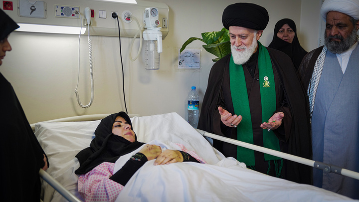 عیادت خادمان حرم‌های مطهر عباسی و فاطمی از مجروحان حملات آمریکایی صهیونی