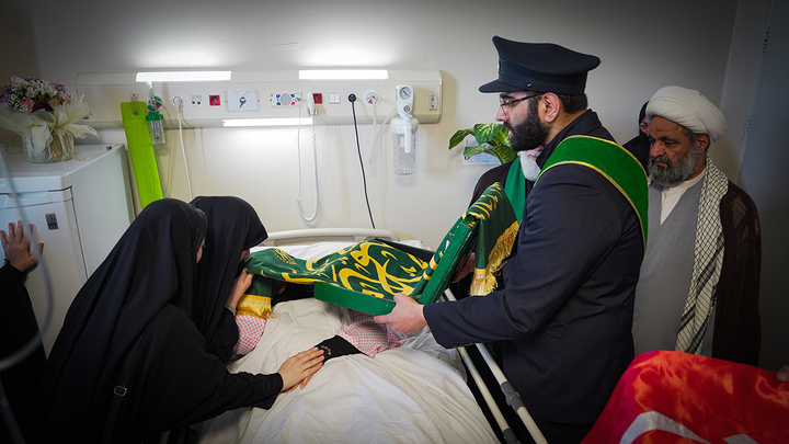 عیادت خادمان حرم‌های مطهر عباسی و فاطمی از مجروحان حملات آمریکایی صهیونی