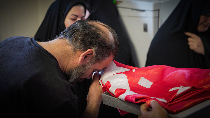 عیادت خادمان حرم‌های مطهر عباسی و فاطمی از مجروحان حملات آمریکایی صهیونی