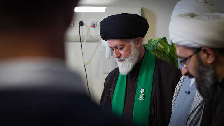 عیادت خادمان حرم‌های مطهر عباسی و فاطمی از مجروحان حملات آمریکایی صهیونی