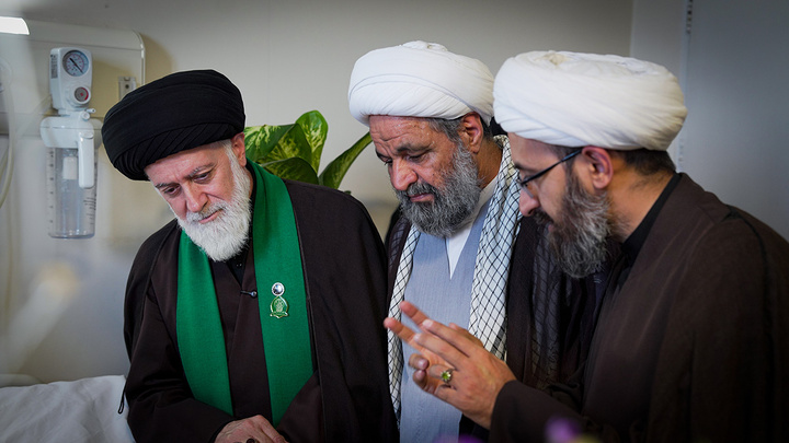 عیادت خادمان حرم‌های مطهر عباسی و فاطمی از مجروحان حملات آمریکایی صهیونی