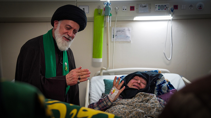 عیادت خادمان حرم‌های مطهر عباسی و فاطمی از مجروحان حملات آمریکایی صهیونی