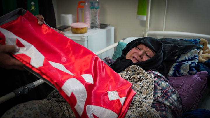 عیادت خادمان حرم‌های مطهر عباسی و فاطمی از مجروحان حملات آمریکایی صهیونی