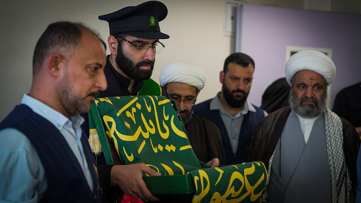 عیادت خادمان حرم‌های مطهر عباسی و فاطمی از مجروحان حملات آمریکایی صهیونی