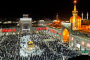 منظرٌ جميلٌ للحظةِ تحویلِ عامِ ١٤٠٥ في الحرمِ المطهّرِ الرضويّ