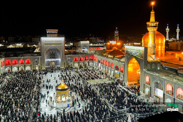 منظرٌ جميلٌ للحظةِ تحویلِ عامِ ١٤٠٥ في الحرمِ المطهّرِ الرضويّ