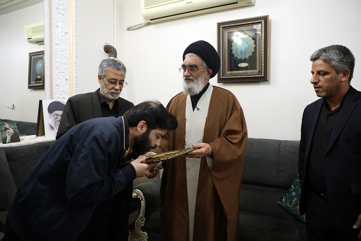 تشرف تولیت حرم بانوی کرامت به زیارت مزار شهیدان لاریجانی و موسوی