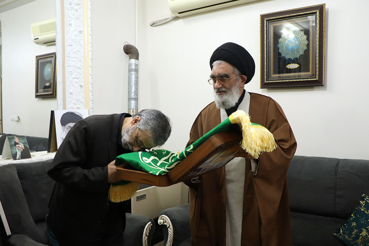 تشرف تولیت حرم بانوی کرامت به زیارت مزار شهیدان لاریجانی و موسوی