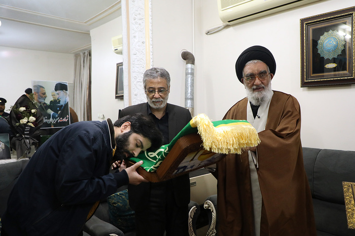 تشرف تولیت حرم بانوی کرامت به زیارت مزار شهیدان لاریجانی و موسوی