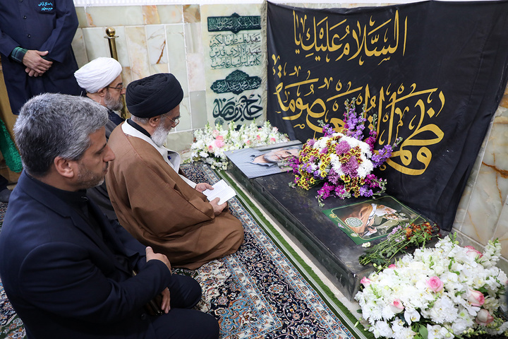 تشرف تولیت حرم بانوی کرامت به زیارت مزار شهیدان لاریجانی و موسوی