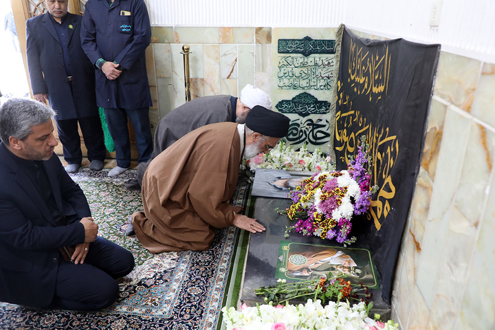 تجدید میثاق تولیت حرم بانوی کرامت با شهدا / حضور آیت‌الله سعیدی بر سر مزار شهدای جنگ رمضان