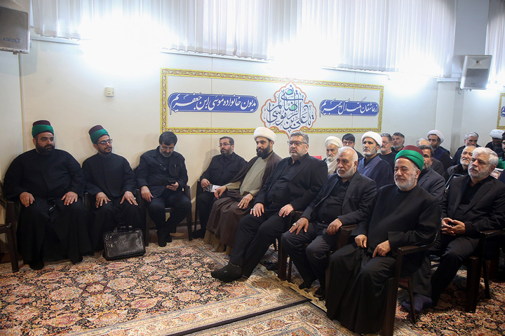 تکریم خانواده شهدای استان قم با حضور خادمان حرم امام حسین(ع)