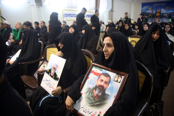 تکریم خانواده شهدای استان قم با حضور خادمان حرم امام حسین(ع)