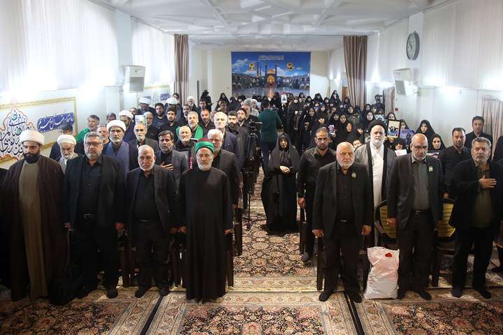 تکریم خانواده شهدای استان قم با حضور خادمان حرم امام حسین(ع)