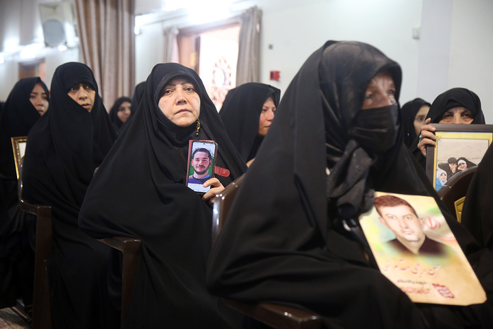 تکریم خانواده شهدای استان قم با حضور خادمان حرم امام حسین(ع)