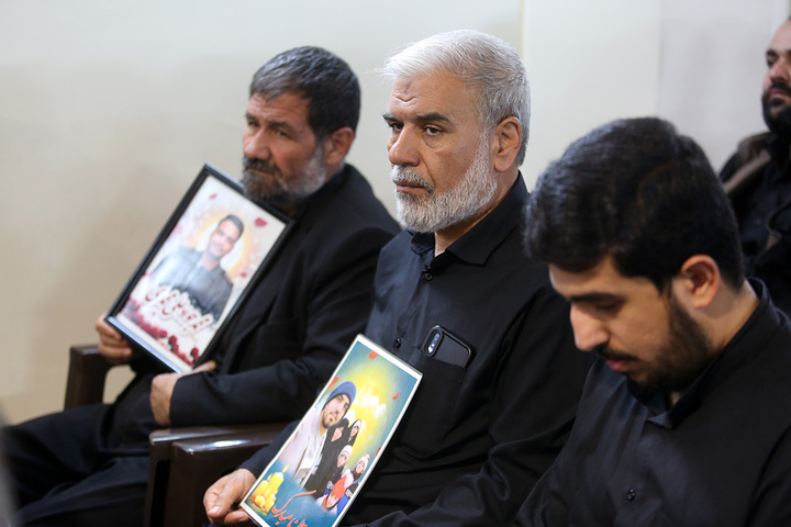 تکریم خانواده شهدای استان قم با حضور خادمان حرم امام حسین(ع)