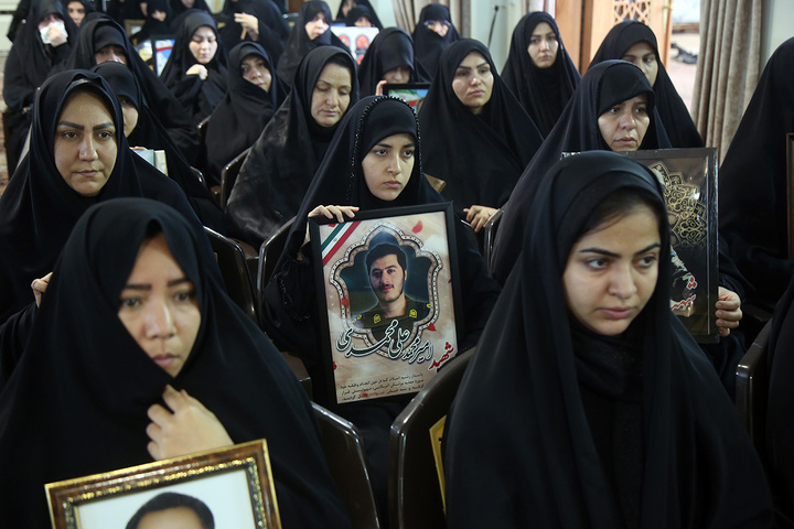 تکریم خانواده شهدای استان قم با حضور خادمان حرم امام حسین(ع)