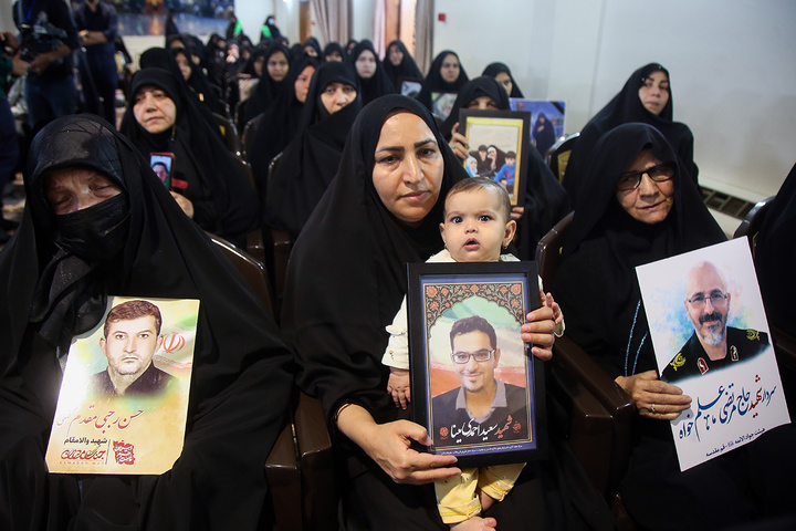 تکریم خانواده شهدای استان قم با حضور خادمان حرم امام حسین(ع)