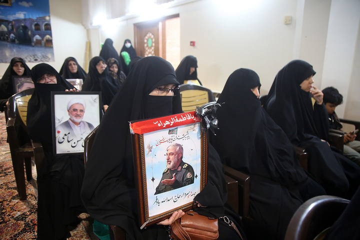 تکریم خانواده شهدای استان قم با حضور خادمان حرم امام حسین(ع)