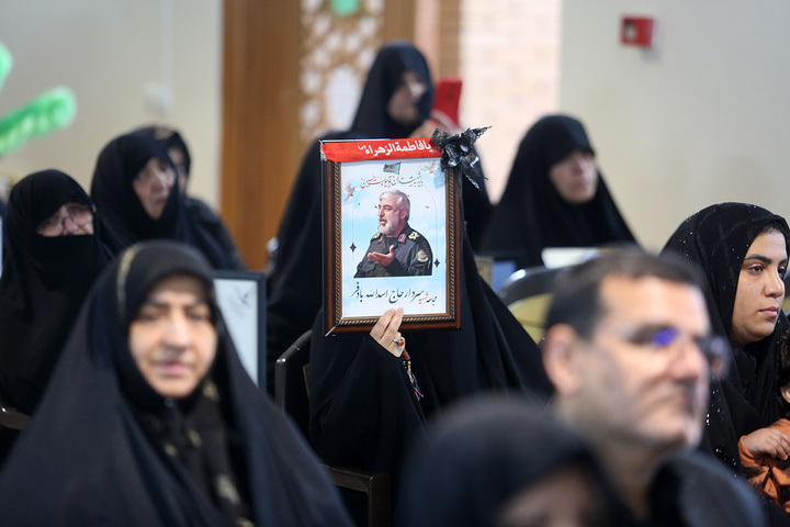 تکریم خانواده شهدای استان قم با حضور خادمان حرم امام حسین(ع)